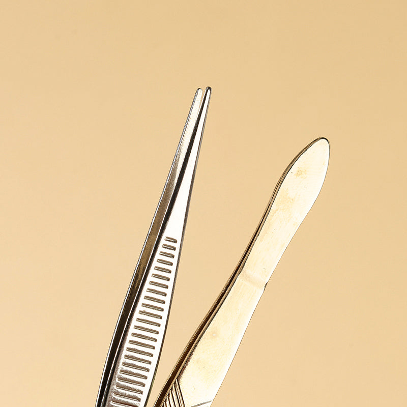 A box containing a set of two eyebrow tweezers M.50