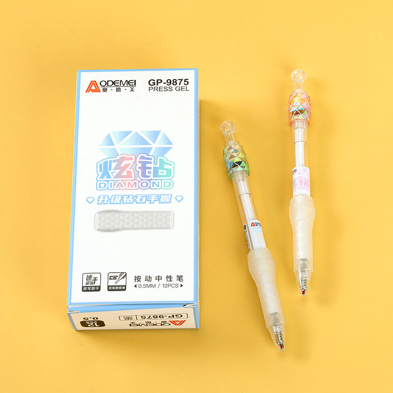 ¡Preciosos bolígrafos de gel Aode Mei 9875 con diseño de diamantes deslumbrantes en expositor! Estos bolígrafos, adornados con deslumbrantes elementos que imitan diamantes, se presentan de forma atractiva en el expositor. M.82