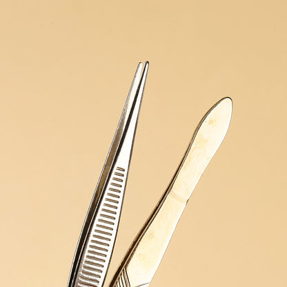 A box containing a set of two eyebrow tweezers M.50