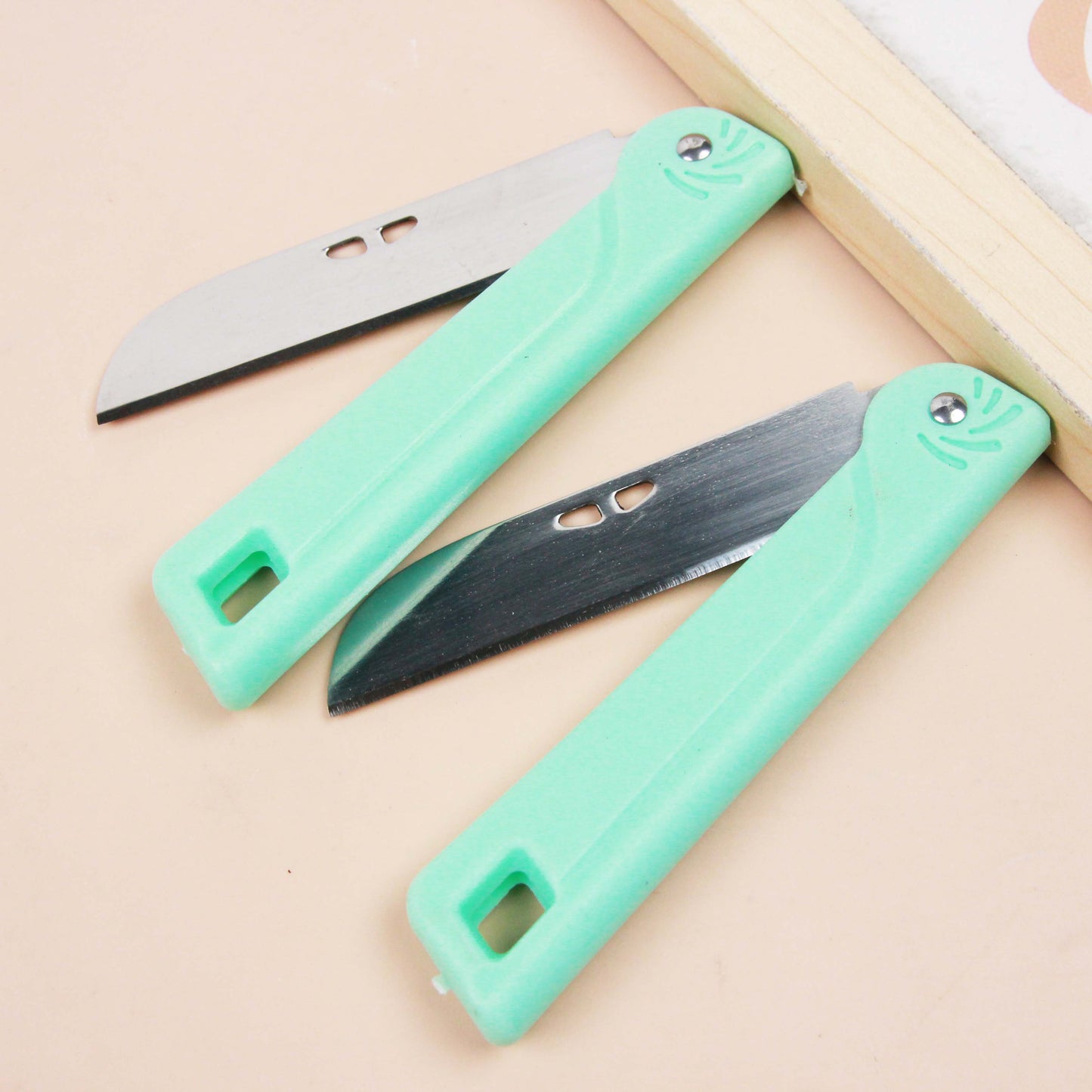 Bulk Two - hole Folding Knife M.62